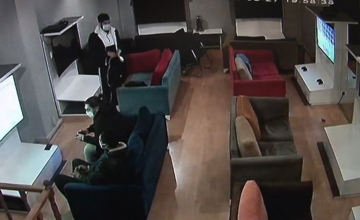 (Özel) Sultanbeyli’de internet kafeleri mesken edinen gençler, önce konsolları sonra PlayStation’ı çaldı
