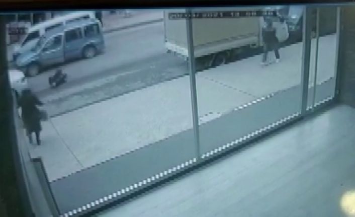 (Özel) Ümraniye’de yolun karşısına geçmeye çalışan kadına otomobilin çarpma anı kamerada