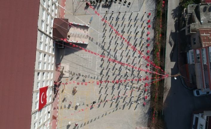 Pandemide Samsun’da rekor kırıldı: 100 öğrencinin katılımıyla “İstiklal Marşı” işaret diliyle okundu