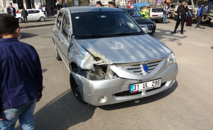 Park yeri aramak için duraklama yaptı, manevra almaya çalışan tren çarptı
