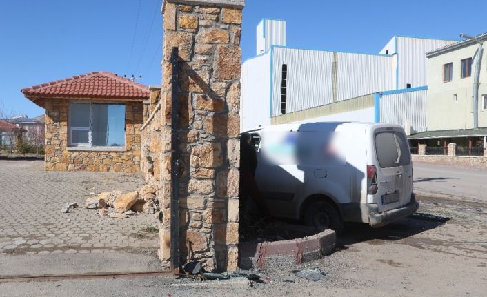 Patlayan bahçe duvarı kazanın şiddetini ortaya koydu, kaza anı güvenlik kamerasında