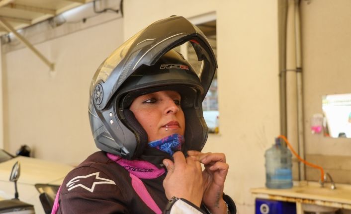 ‘Pembe kasklar’ motosikletleriyle trafikte rakip tanımıyor