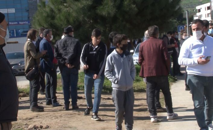 Pendik’te yangın çıktı, vatandaş isyan etti: “Bu yangın bizi öldürmez ama korona virüs öldürür”