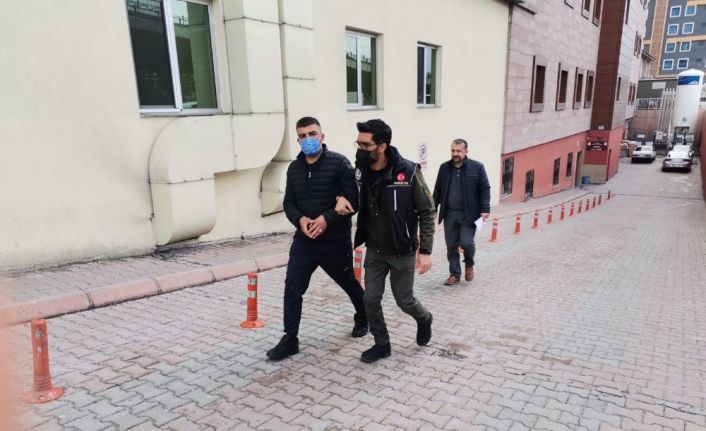 Polis otosuna çarpıp kaçarken 1 kilo uyuşturucuyu tarlaya atan baba ve oğlu yakalandı