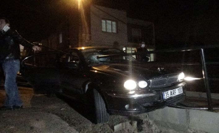 Polisten kaçan şüphelinin otomobili demirlere saplandı