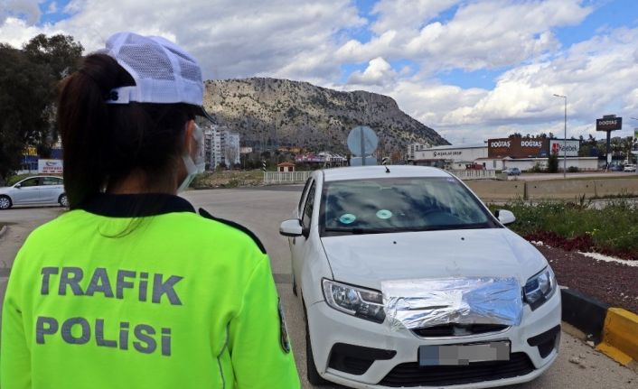 Radar kurnazlarının CD, alüminyum folyo ve saç spreyi oyunlarına trafik polislerinden uygulamalı yanıt