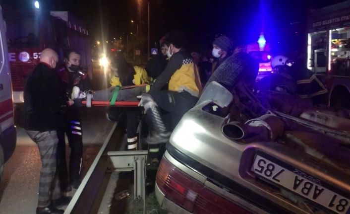 Refüjde elektrik direklerini deviren sürücü takla attı: 2’si ağır 4 yaralı