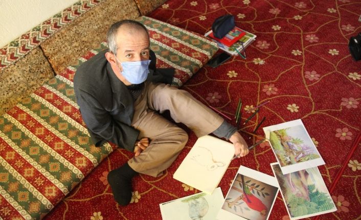 Sağlıkçıları alkışlayamayınca tek ayağıyla resimlerini çizdi