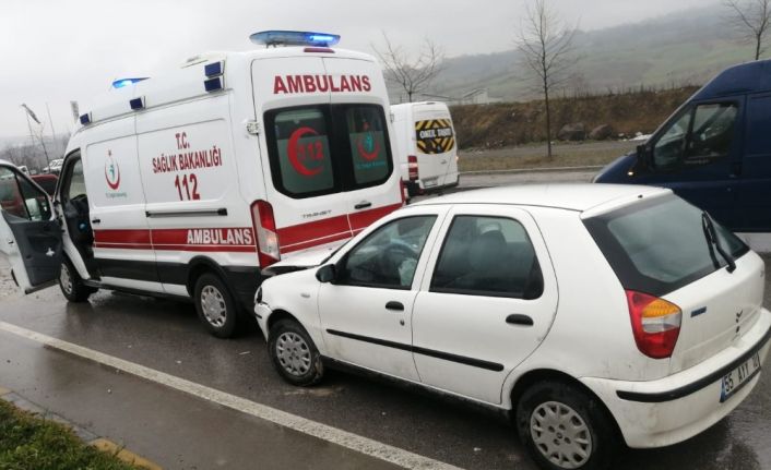 Samsun’da 1’i ambulans 5 aracın karıştığı zincirleme kaza: 3 kişi yaralandı