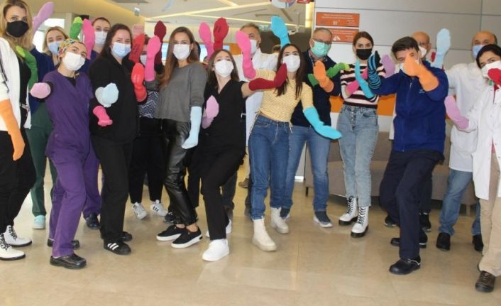 Samsun’da sağlık çalışanları renkli çoraplarla farkındalık oluşturdu