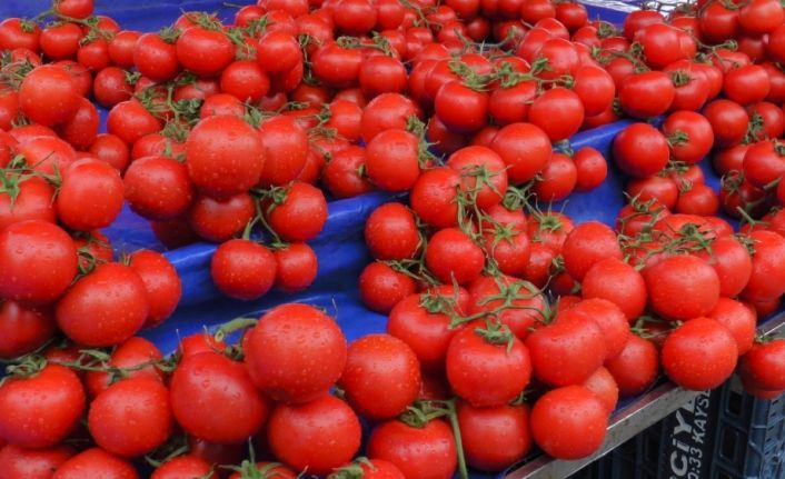 Semt pazarlarında sosyal mesafe kuralları en üst seviyede uygulanıyor