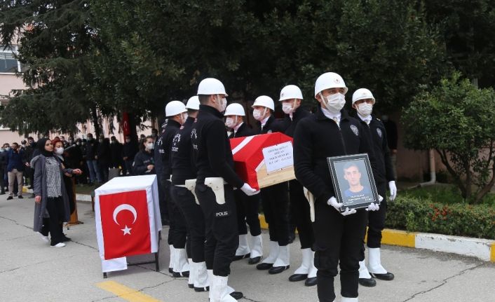 Silahının ateş alması sebebi ile yaşamını yitiren polis memuru memleketine uğurlandı