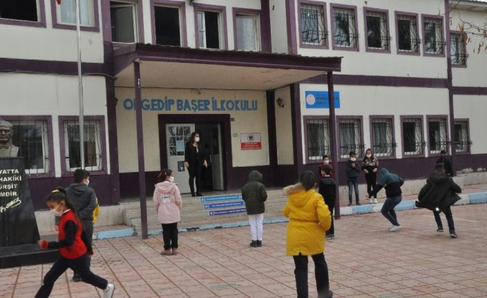 Şırnak’ta yeni kontrollü normalleşme başladı esnaf iş yerini açtı, öğrenciler okula koştu