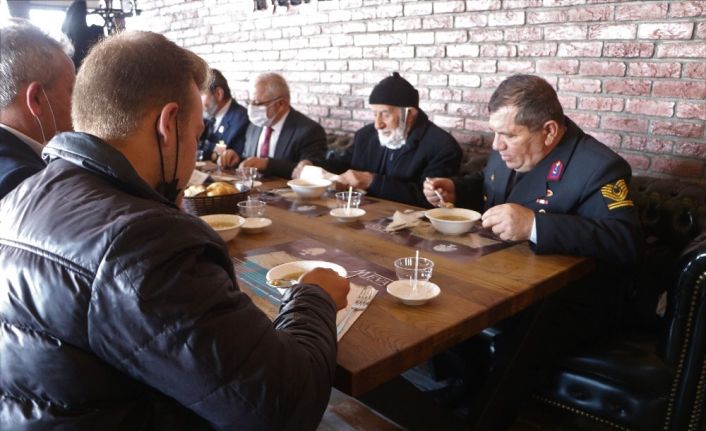 Sivas’ta tüm lokanta ve kafelerde müşterilere üzüm hoşafı ikram edildi