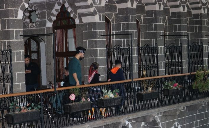 Sosyal medya fenomeni Serkan Özbilek, ünlü sanatçılarla kadın şiddetine dikkat çekti