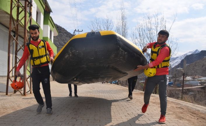 Sporcular 8 Mart Dünya Kadınlar Gününde rafting yapıp pankart açtı
