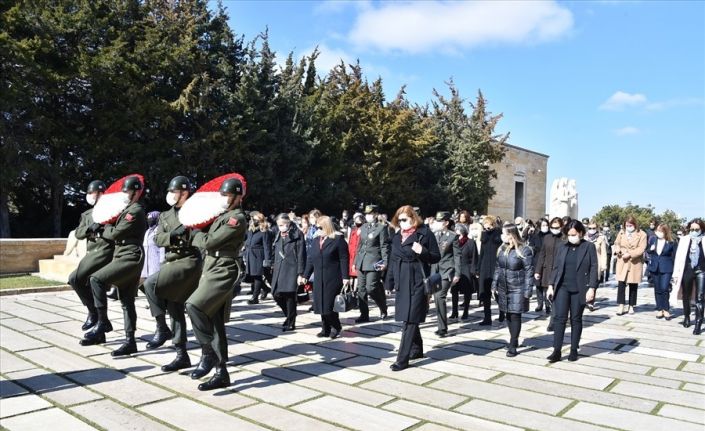 Şule Akar ve beraberindeki heyet, Dünya Kadınlar Günü dolayısıyla Anıtkabir’i ziyaret etti