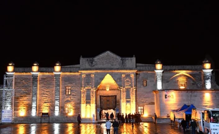 Tarihi Ulu Cami ışıklandırma çalışmaları ile ihtişamlı bir görünüm kazanıyor