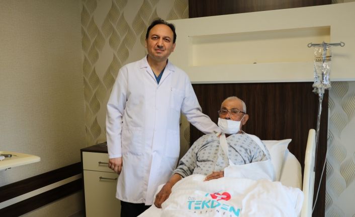 Tekden Kardiyoloji ve Kalp Damar ekibi, Manisa’dan gelen yaşlı hastayı hayata tutundurdu