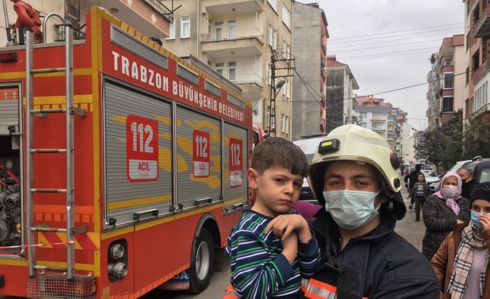 Trabzon’da çıkan yangında itfaiye ekipleri 3 çocuk ve 2 kadını son anda kurtardı