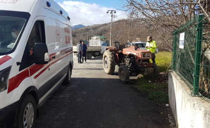 Traktör tekerinin altında kalan adam hastanede hayatını kaybetti