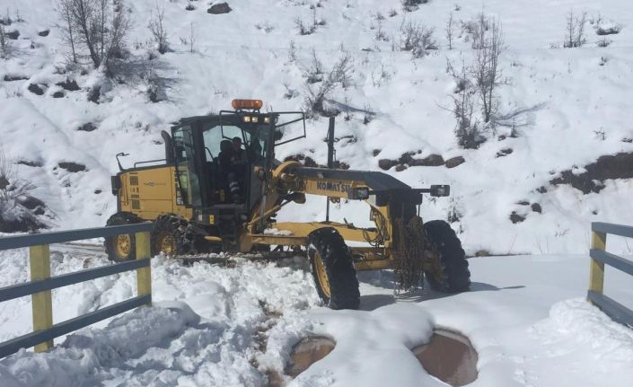 Tunceli’de karla kapan 120 köy yolu açıldı, 18’inde çalışma sürüyor