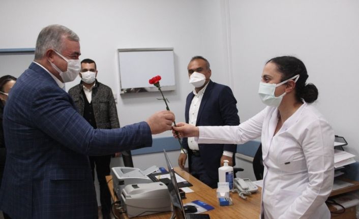 Turanlı, sağlık çalışanlarını ziyaret etti