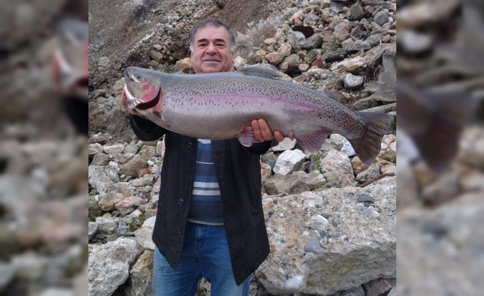 Türkiye ve Avrupa’nın en büyük alabalığı Elazığ’da olta ile yakalandı, tam 115 santim
