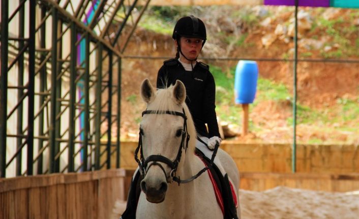 Türkiye’nin tek para at terbiyesi kadın sporcusu, azmiyle imkansızı başarıyor