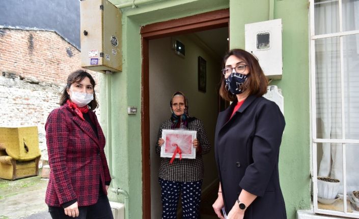 Tuzlalı şehit ailelerine Çanakkale Zaferi dolayısıyla bayrak dağıtımı yapıldı