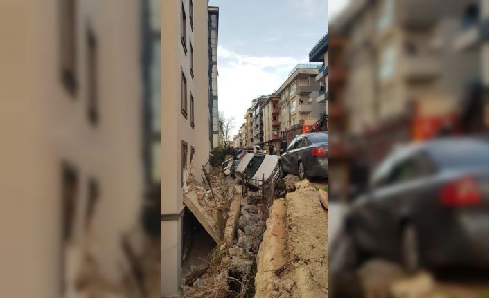 Ümraniye’de istinat duvarı çöktü, 3 araç altında kaldı. Bölgeye çok sayıda ekip sevk edildi.