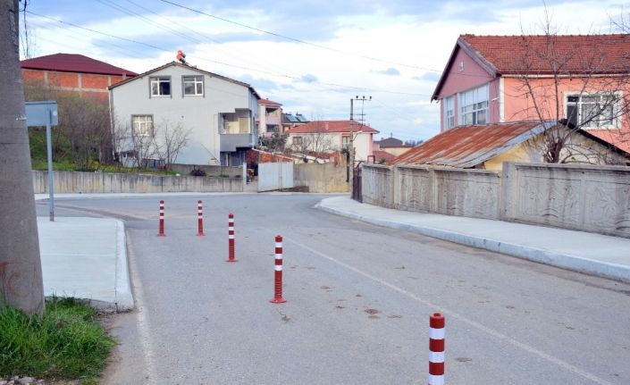 Usulsüz olarak yol geçtiğini iddia ettiği arsasını dubalarla kapatarak nöbet tuttu