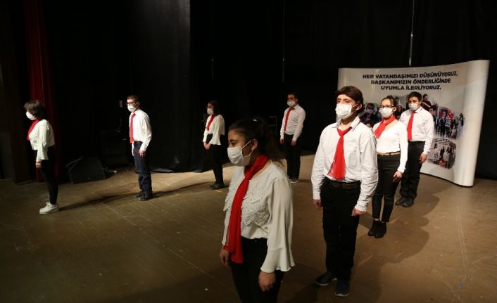 UYUM’lu öğrenciler duygulandırdı