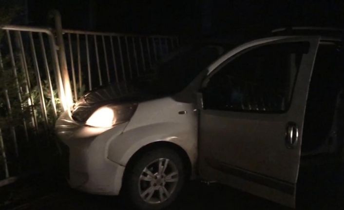 Uyuşturucuyla polisten kaçarken kaza yaptılar