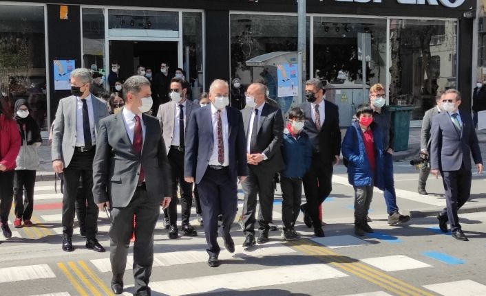 Vali Atik yaya önceliğinin farkındalığı için miniklerle yaya geçidinden karşıya geçti