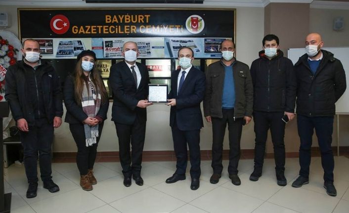 Vali Cüneyt Epcim, Bayburt Gazeteciler Cemiyeti’ni ziyaret etti