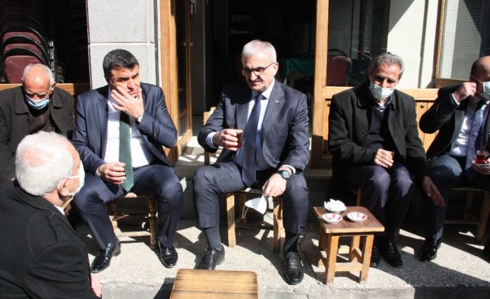 Vali Karaloğlu önce tarihi Peynirciler Çarşısının projesini inceledi, ardından esnafla birlikte çay içti
