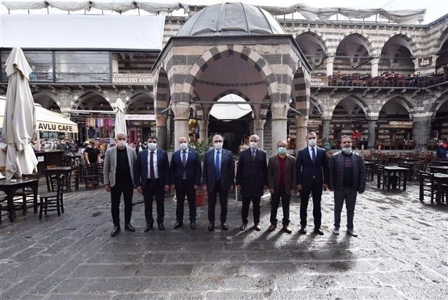 Vali Karaloğlu, tarihi Hasan Paşa Hanı esnafıyla kahvaltıda bir araya geldi