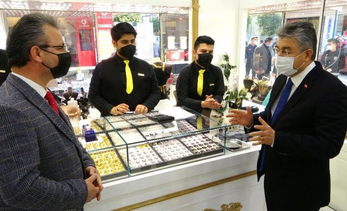 Vali sokağa indi, “Koronayı defedersek iyi olacağız” diyerek esnaftan destek istedi