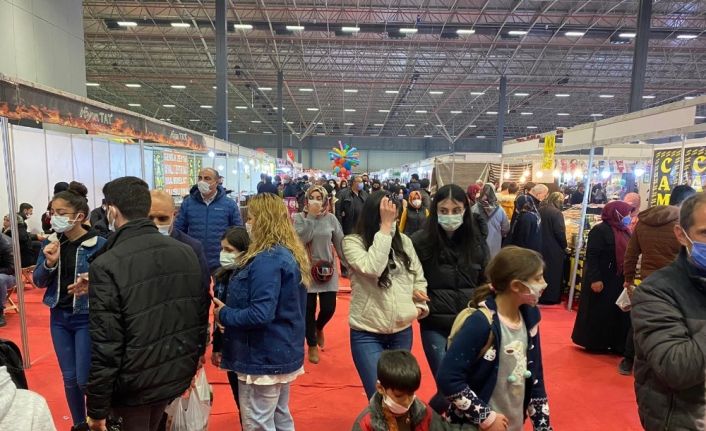 Van’da yöresel ürünler fuarının son gününde sosyal mesafe hiçe sayıldı
