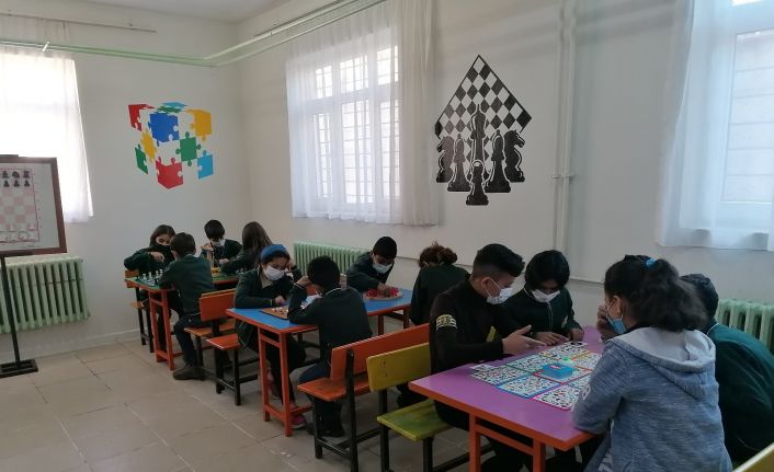 Vefakar öğretmenlerden örnek davranış: Hurda eşyaları derleyip sınır köyündeki okulu özel okula çevirdiler