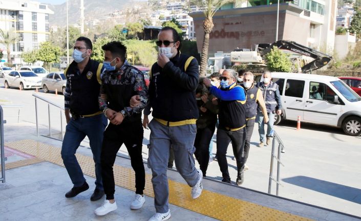 Yabancı kadınları para karşılığı fuhşa zorladığı iddia edilen 5 kişi tutuklandı