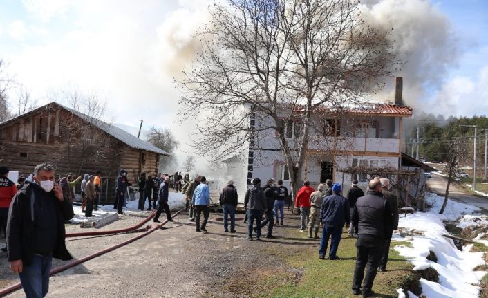 Yanan evden eşyalarını kurtarmak için çırpındılar