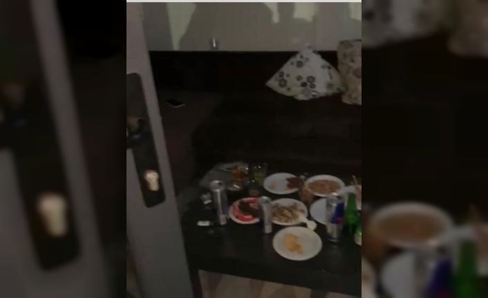 Yasağı ihlal edip iş yerinde alkol alan 5 kişiye polis baskını