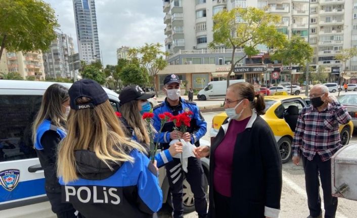 Yaşlılara polisten karanfil