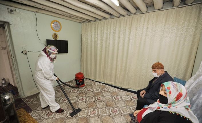 Yaşlıların evleri hem temizleniyor hem de dezenfekte ediliyor