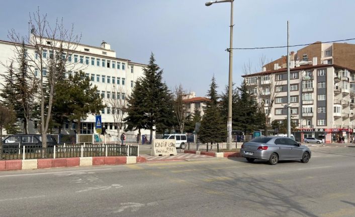 Yaya yolu beton bariyerle kapatılınca ortaya komik görüntü çıktı