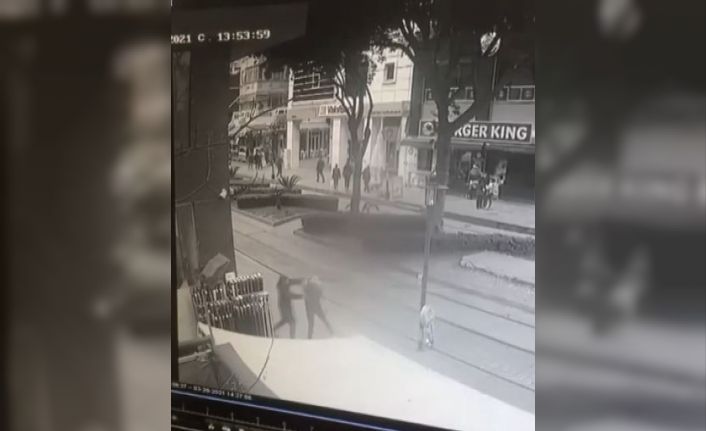 Yerden aldığı şişeyle yanında yürüyen kişiyi darp eden saldırgan, kadının araya girmesiyle kaçtı