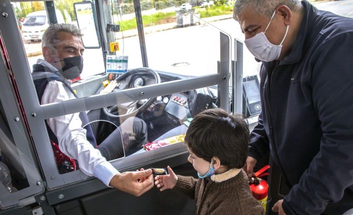 Yok böyle otobüs şoförü: Çocuklara gofret, büyüklere gülücük dağıtıyor