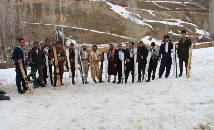 Yöresel kıyafetli gençler yeni kayak takımlarıyla kaymanın keyfini yaşadı